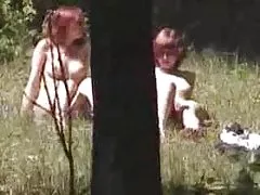 Schlanke blonde lenkt mann von