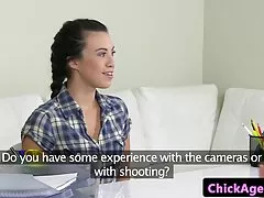 Asiatisch baby schaut porno und masturbiert