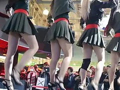 Schlanke mädchen, saugt behaart schwanz