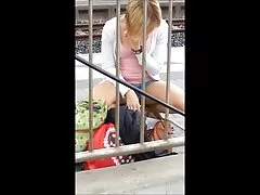 Fantastisches blondine masturbiert auf dem boden