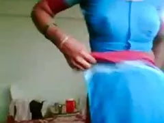 Sexy brünette während der massage