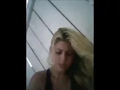 Blondine mit rasierter muschi