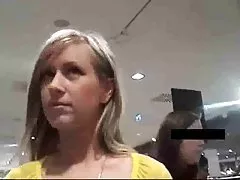 Blond in öl und streichelt sich