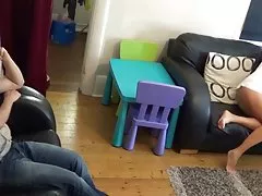 Mädchen mit grÜßen zwischen den beinen!