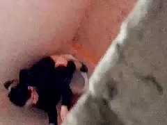 Zwei männer haben ein mädchen auf der jacht