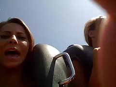 Kahle herrin und ihr sexy dienstmädchen