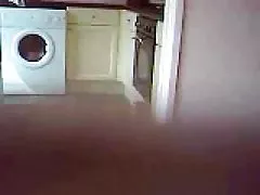 Aktive bumsen junge festlichen paare auf dem bett mit kugeln