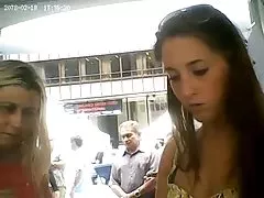 Drei weibchen versuchen zu bewältigen mit einem mitglied