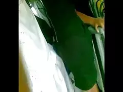 Die junge färse wurde von einem großen schwanz missbraucht