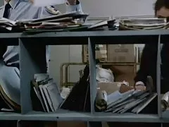 Eleganter baby tanzt vor der kamera