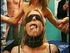 Brunette liebt sex in der pose krebs
