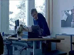 Zwei mädchen in der küche suchen längliche gemüse
