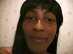 Busty brunette lucy beschäftigt sich mit der selbstzufriedenheit