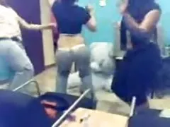 Schlanke mädchen posiert vor der kamera in einer schuluniform