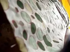 Eine große beute im öl hat einen schwanz in anal