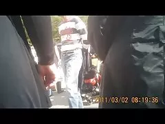 Zwei mädchen saugen schwanz kerl