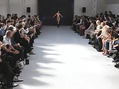 Elegante brünette und ein großer schwanz