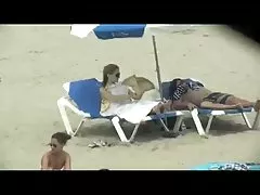 Mädchen zeigt ihren körper