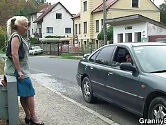 Dame im alter von streichelt sich