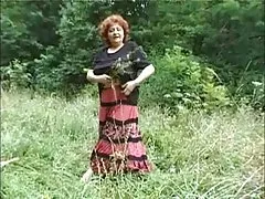Ein mädchen in einem orangefarbenen badeanzug