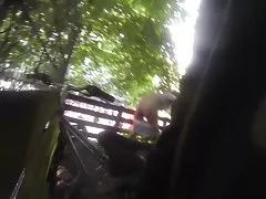 Saftig mädchen einen geblasen im auto für einen haufen geld
