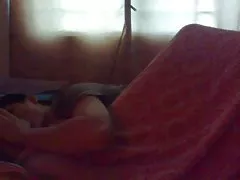Dunkelhäutige kerl und das mädchen