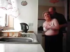 Dirne sandra in einem hellen roten kleid