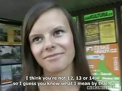 Нудистка-touristin hana skrabalova schämt sich nicht, sich nackt
