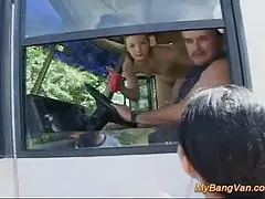 Sex auf dem riesigen bett