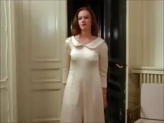 Die dame unterhält sich mit den hofleuten