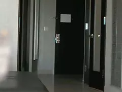 Junge asiaten, die spaß im bett