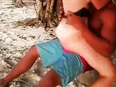 Das mädchen auf dem casting nutzt ihr einen hübschen körper bis zum maximum