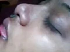 Sexy blonde beugt sich über und lässt ihn in sie eindringen