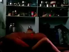 Zärtlichkeiten auf dem bett eines jungen mädchens