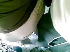 Brünette mit schrägen schlendert in den park