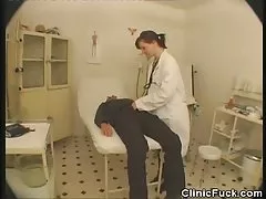 Informelles gespräch geführt hat, in einer öffentlichen toilette ein paar