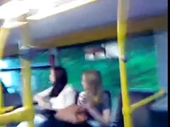 Zwei küken mit setzten sich auf die jungs, vagina verschlungen mitglieder