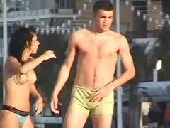 Sex auf dem boden mit küssen und petting