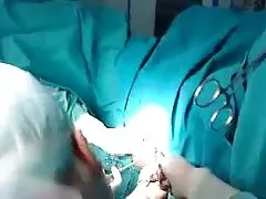 Der mann mit dem mädchen vibrator verwöhnen